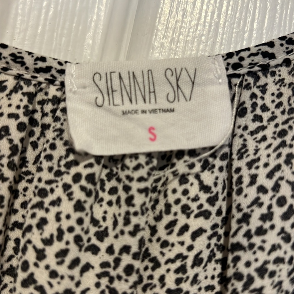Adorable top!! - Picture 2 of 3
